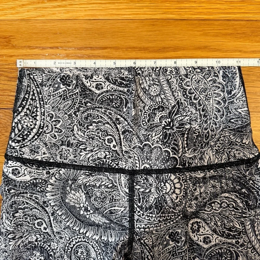 Lululemon High Times Pant Antique Paisley White Black - Size 4